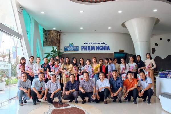 Tập thể khối văn phòng PHAM NGHIA FOOD chụp ảnh lưu niệm nhân ngày phụ nữ Việt Nam 20/10