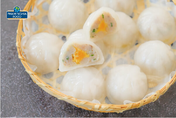 Và trứng muối chính là điểm nhấn giúp tiểu long bao PHAM NGHIA FOOD đạt điểm tuyệt đối về mỹ vị
