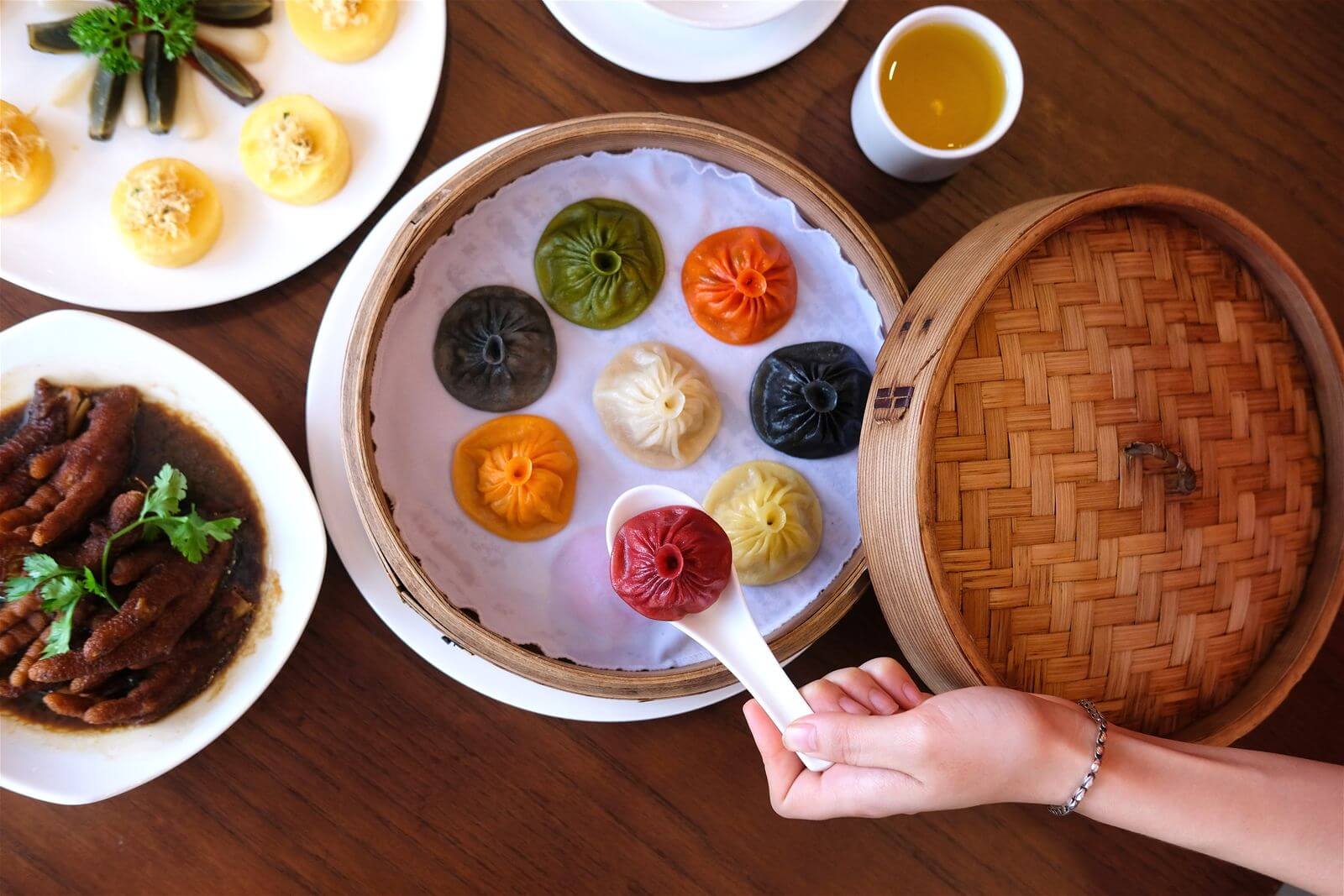 Tiểu long bao truyền thống nổi tiếng với cách thưởng thức cầu kỳ với nhiều màu sắc sinh động