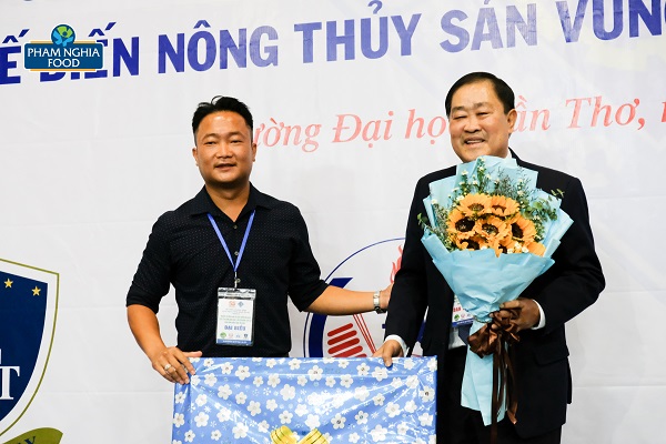 Đại diện PHAM NGHIA FOOD gửi lời tri ân và món quà lưu niệm dành tặng Đại học Cần Thơ