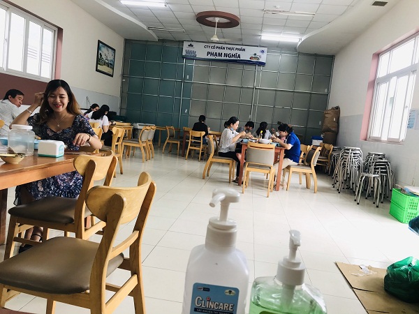 Nhà ăn được sắp xếp bàn ghế cách xa nhau và trang bị đầy đủ dung dịch khử khuẩn
