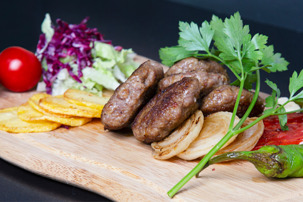 Nhân burger được làm từ thịt viên tiện lợi thơm ngon hấp dẫn!