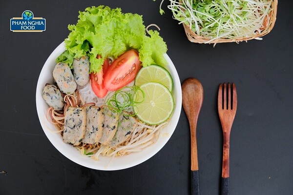 Nhìn miếng chả ốc vị sả ớt hấp dẫn chưa kìa!