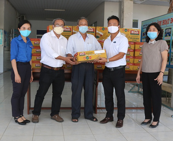 PHAM NGHIA FOOD trao quà cho bà con ở Thới Lai