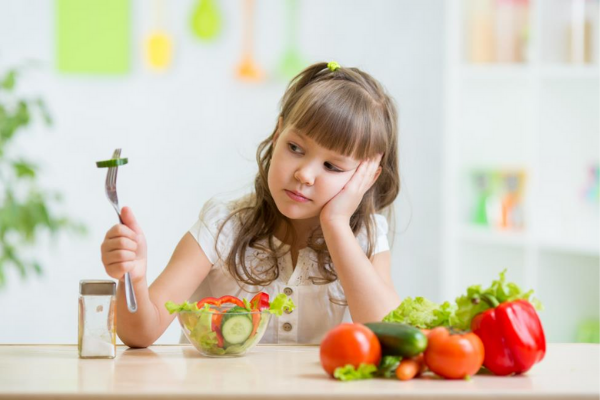 Rau củ là nỗi ám ảnh của nhiều trẻ nhỏ và là nguyên nhân dẫn đến bé bị biếng ăn!