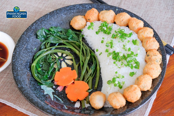 Bữa ăn với cá viên rau củ dinh dưỡng mà còn bắt mắt thế này thì các bé sẽ ăn hết sạch nha! 