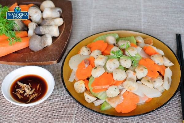 Chả viên nấm rơm xào rau củ