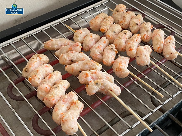 Hình dạng viên nhộng bắt mắt, chả tôm viên còn có thể dùng để sáng tạo ra nhiều món ăn hấp dẫn!