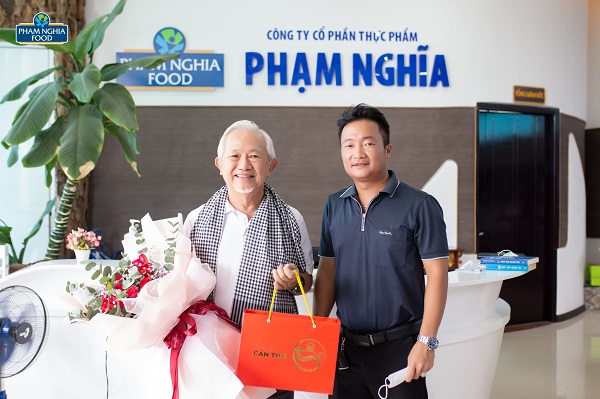 GS. Phan Văn Trường (trái) chụp ảnh lưu niệm cùng Tổng GĐ Phạm Trọng Nghĩa