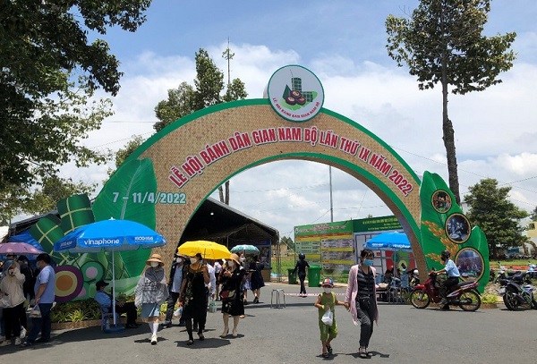 Bên ngoài không gian hội bánh dâ gian