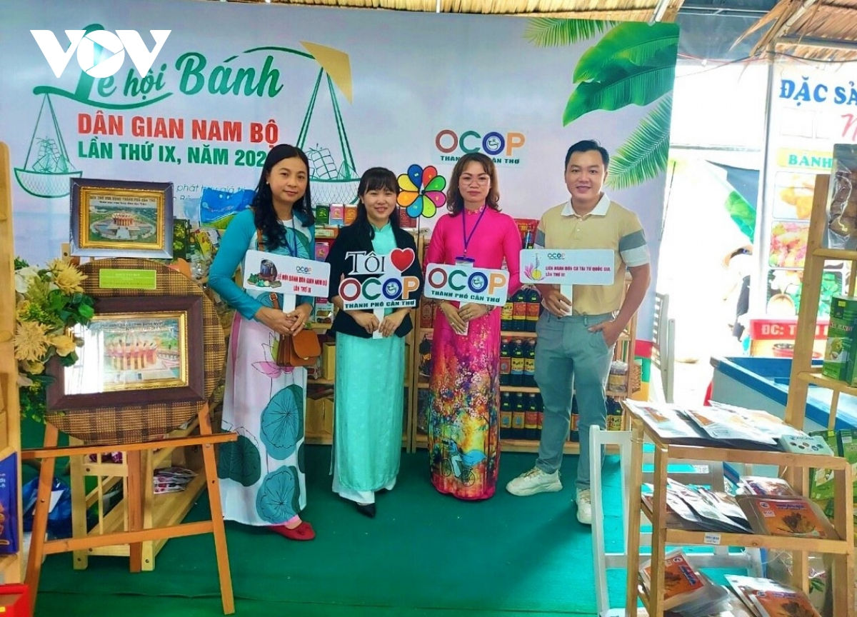 Điểm nhấn trong không gian lễ hội còn là những gian hàng giới thiệu sản phẩm OCOP trong vùng, để mọi người có thể tự tin mua quà tặng người thân.