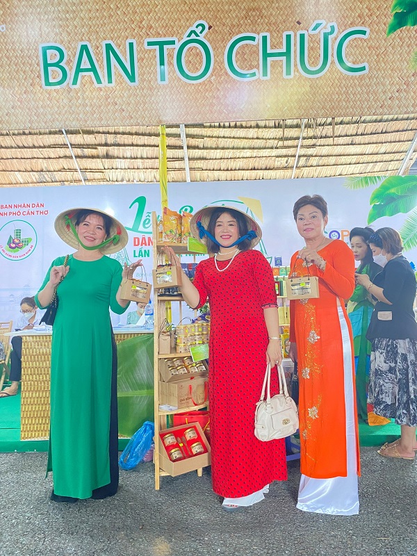 Khách du lịch check in với chà bông Phạm Nghĩa