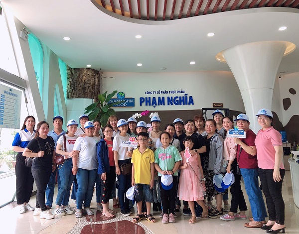 Đoàn siêu thị Co.opmart chụp ảnh lưu niệm tại văn phòng công ty Phạm Nghĩa