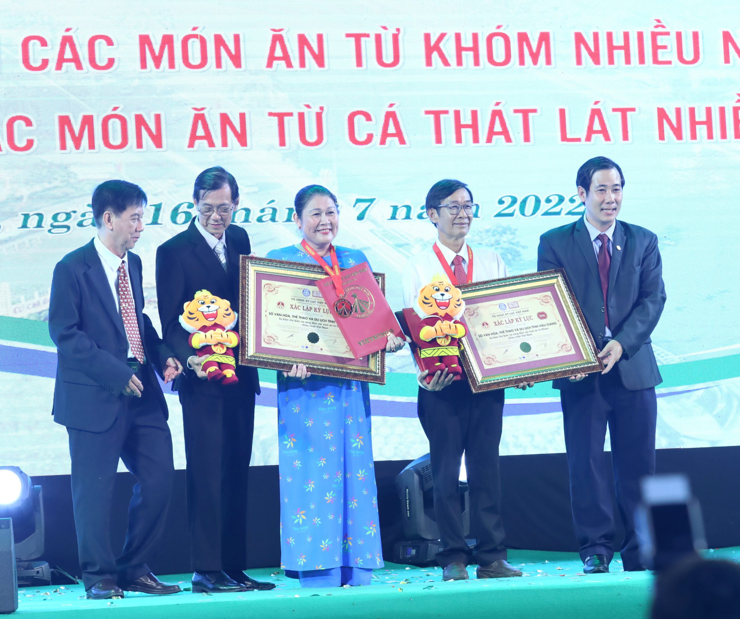 Đại diện tổ chức Kỷ lục Việt Nam (VietKings) trao bằng xác lập kỷ lục cho Sở Văn hóa, Thể thao và Du lịch Tỉnh Hậu Giang.