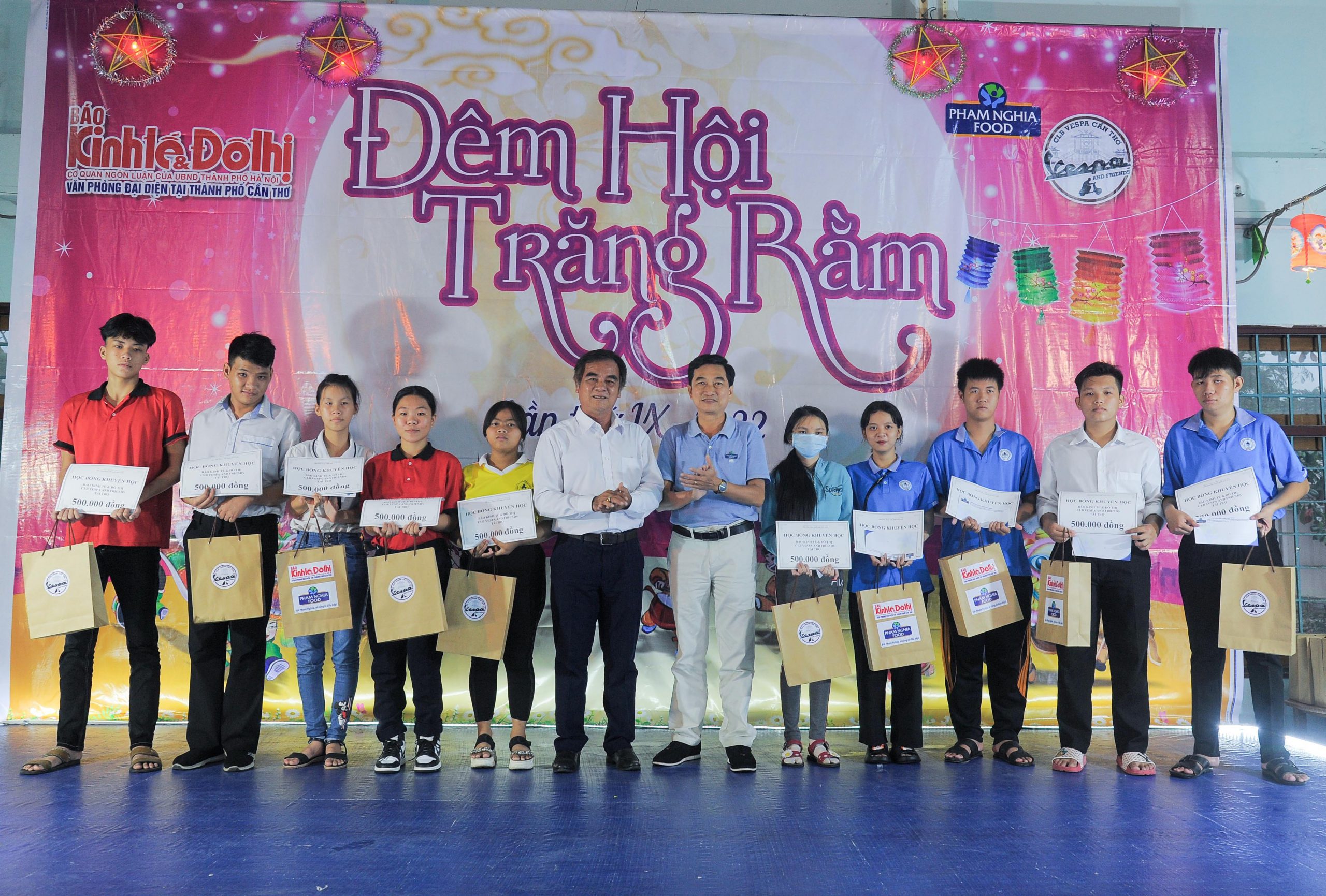 Ông Lê Duy Khiêm - Hiệu trưởng trường Dạy trẻ khuyết tật (bên trái) cùng ông Lâm Văn Lợi - Công ty Phạm Nghĩa (bên phải) trao quà và học bổng cho các em có hoàn cảnh đặc biệt khó khăn.