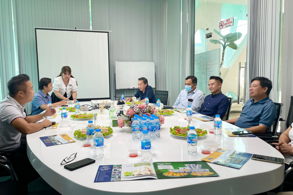 PHAM NGHIA FOOD giới thiệu các sản phẩm công ty và nhận được rất nhiều lời khen từ các thành viên đoàn công tác