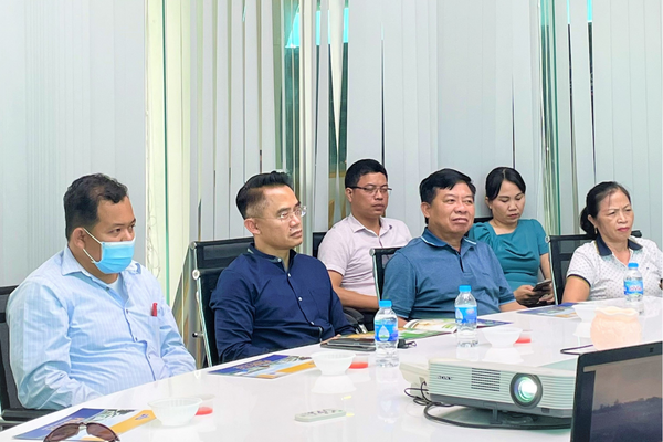 Tổng cục trưởng Tổng cục Quặng Mỏ Campuchia H.E Ung Dipola (ở giữa) và Đại sứ quán Nguyễn Huy Tăng (bên trái) đã đặt nhiều sự quan tâm dành cho vùng nuôi của Phạm Nghĩa