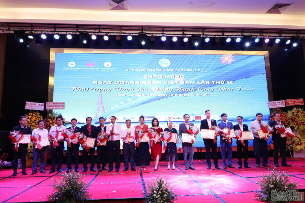 Đồng chí Lê Quang Mạnh và đồng chí Trần Việt Trường trao bằng khen cho các tập thể, cá nhân nhân ngày doanh nhân Việt Nam, trong đó có PHAM NGHIA FOOD
