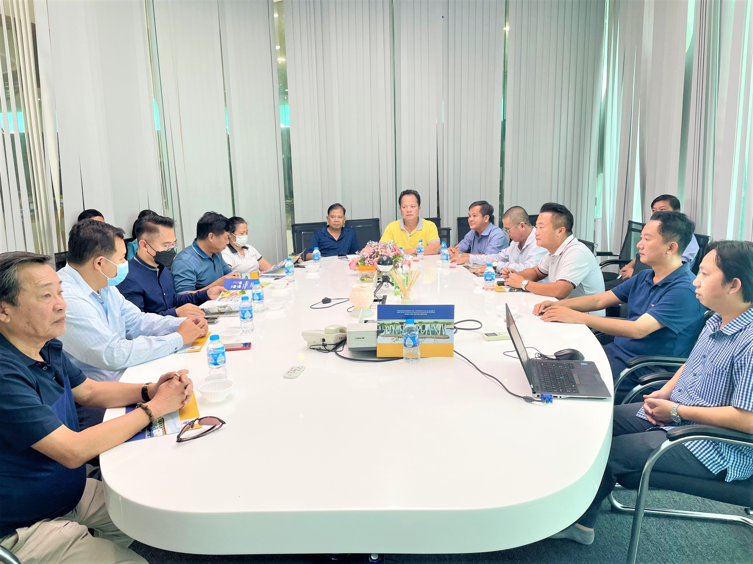 Đại diện PHAM NGHIA FOOD đã có khoảng thời gian đón tiếp và trao đổi cùng Đoàn công tác của Tổng cục trưởng Tổng Cục Quặng Mỏ Campuchia H.E Ung Dipola cùng Đại sứ quán Việt Nam tại Campuchia