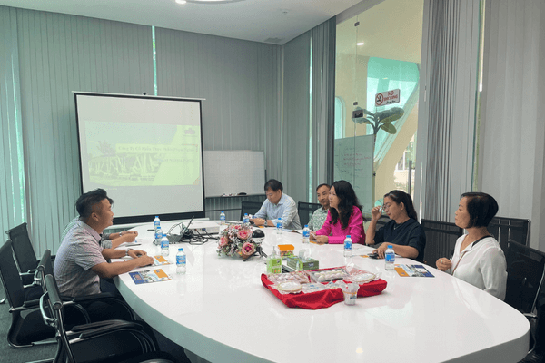 Bà Nguyễn Thị Hoàng Thúy, Vụ trưởng Bộ Công Thương, tham tán thương mại Việt Nam tại Bắc Âu trao đổi cùng PHAM NGHIA FOOD