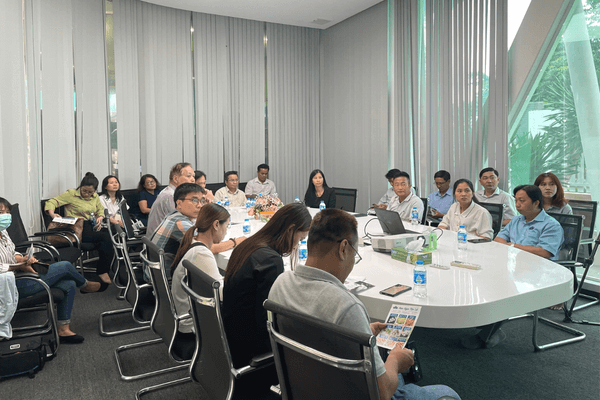 Cục trưởng Cục Quản Lý Chất Lượng Nông Lâm sản và Thủy sản Nguyễn Như Tiệp cùng Đoàn công tác lắng nghe phần trình bày giới thiệu của PHAM NGHIA FOOD
