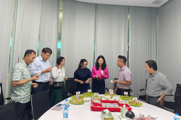 Đoàn công tác dùng thử các sản phẩm PHAM NGHIA FOOD và đã dành nhiều lời khen cùng các góp ý chân thành
