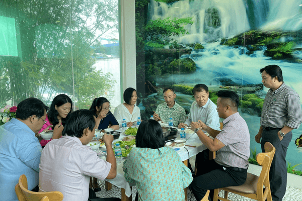 Bữa cơm trưa ấm cúng cũng đầy ý nghĩa giữa PHAM NGHIA FOOD và đoàn công tác của bà Nguyễn Thị Hoàng Thúy