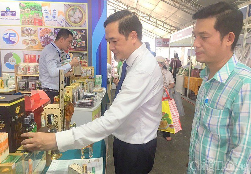 Khách hàng tham quan tìm hiểu sản phẩm của các doanh nghiệp (Nguồn: congthuong.vn)