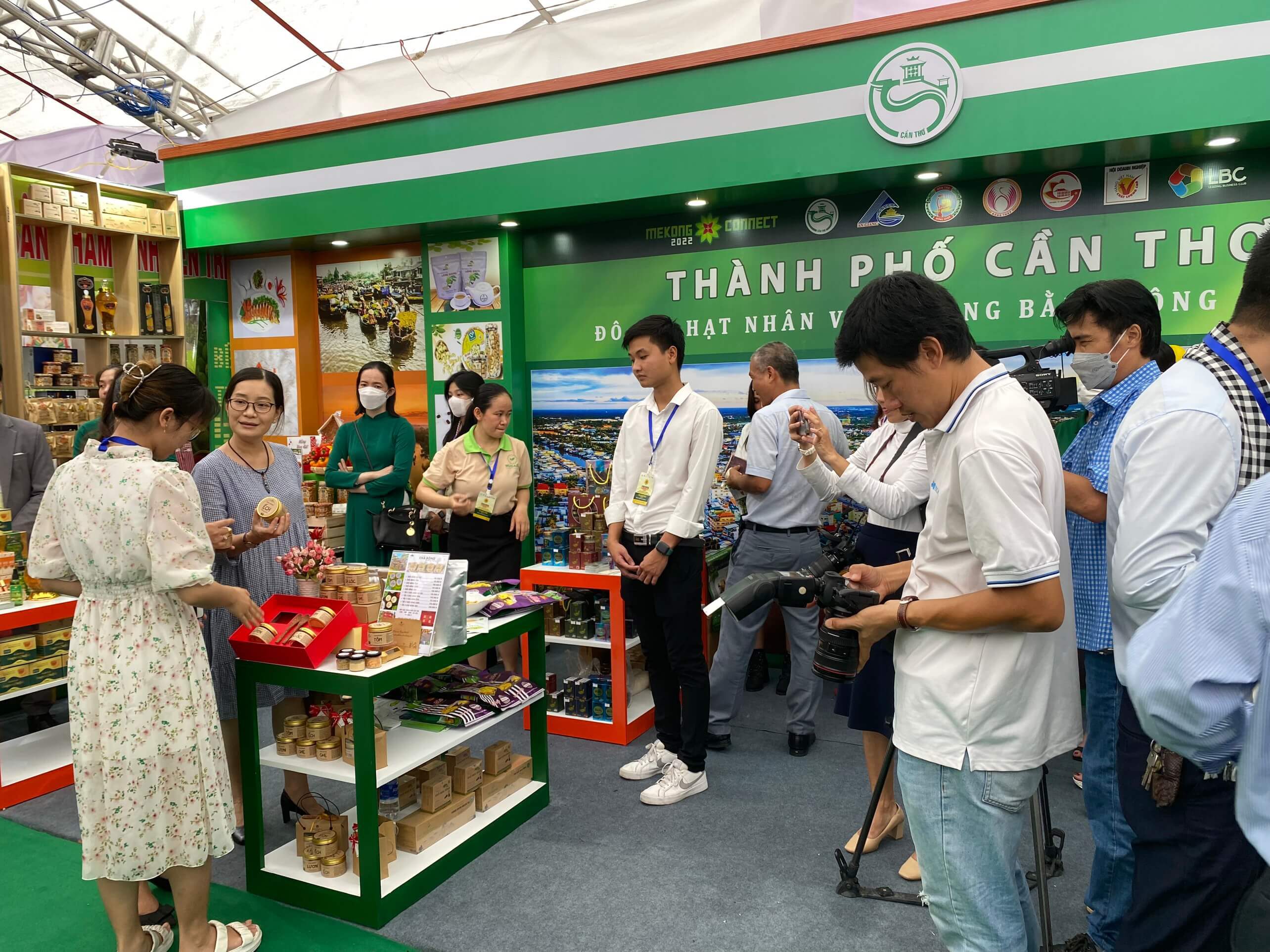 Đây là dịp để các doanh nghiệp như PHAM NGHIA FOOD có cơ hội trưng bày và giới thiệu các sản phẩm của mình
