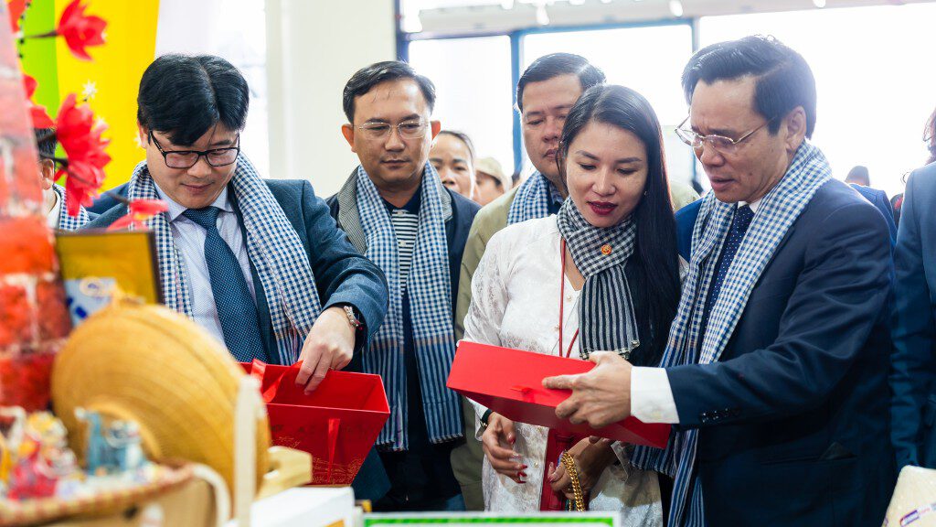 Các đại biểu tham quan gian hàng tại sự kiện