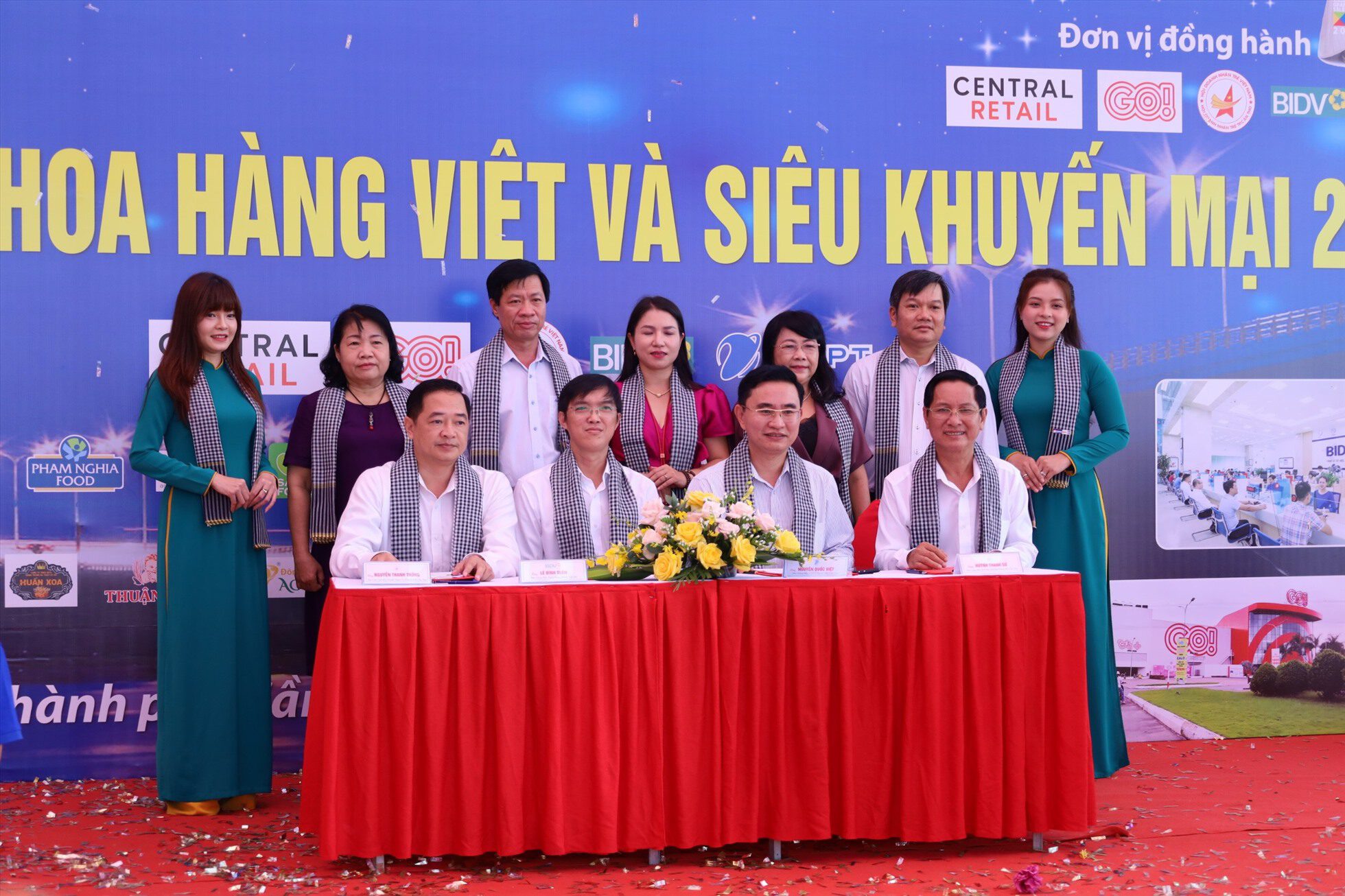 Đại diện Sở Công Thương cùng đại diện VNPT Cần Thơ, Ngân hàng BIDV Tây Đô và Hội Doanh nhân trẻ thành phố ký biên bản ghi nhớ. Ảnh: Trung Phạm.