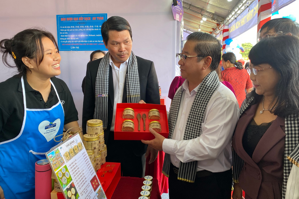 PHAM NGHIA FOOD vinh dự khi được đón tiếp ông Trần Việt Trường - Chủ tịch UBND TP. Cần Thơ cùng Đoàn ghé thăm gian hàng của mình tại chương trình Tinh hoa hàng Việt