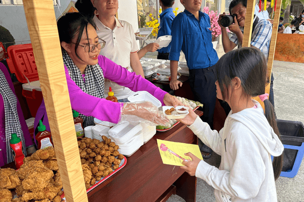 Những phần chả viên, tiểu long bao được cho đi là PHAM NGHIA FOOD đã nhận về nhiều hơn là sự hạnh phúc đong đầy 