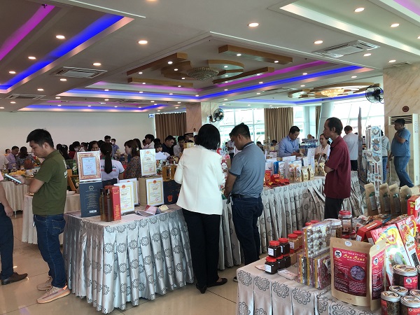 Rất nhiều đại biểu đang giao lưu với doanh nghiệp trong chương trình