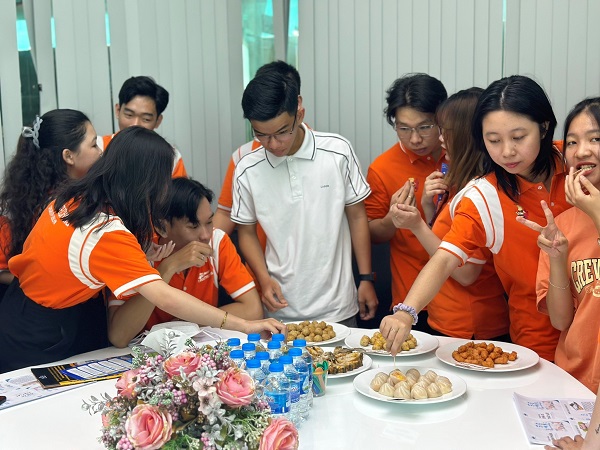 Hoạt động trải nghiệm dùng thử sản phẩm trong buổi workshop TVC Sáng tạo
