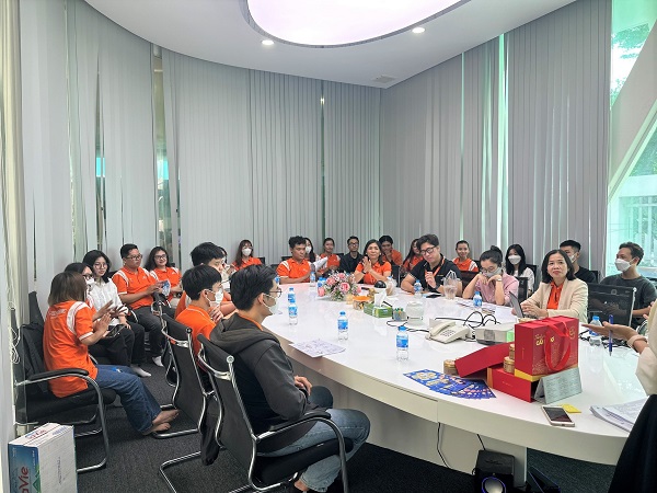 BTC cùng các bạn sinh viên nhau trao đổi trong buổi workshop TVC Sáng tạo 