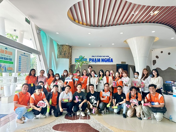 Mọi người cùng nhau chụp ảnh kỷ niệm tại văn phòng công ty Phạm Nghĩa