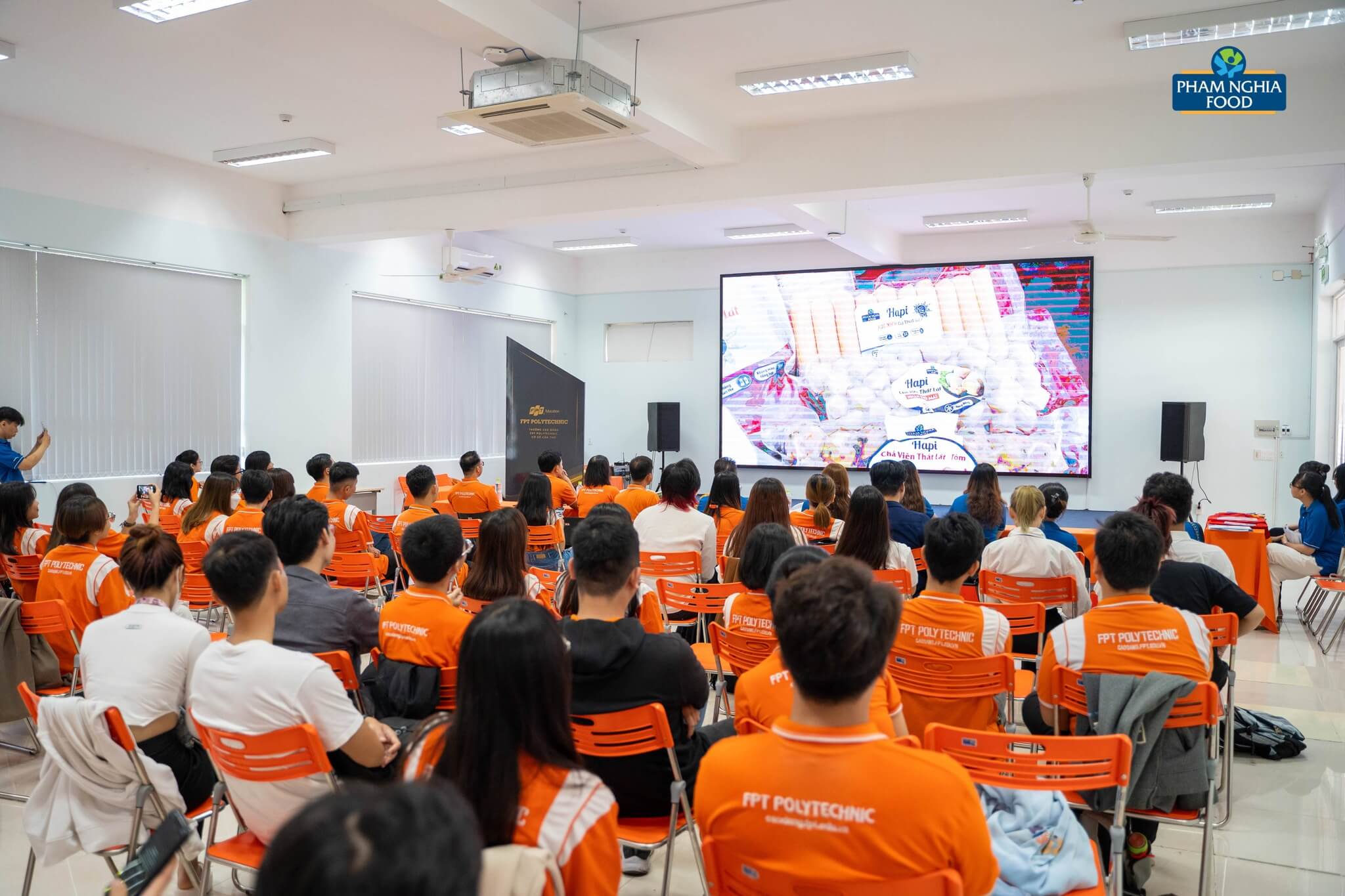 Hình ảnh các bạn thí sinh cùng xem lại quá trình tham gia cuộc thi TVC Sáng tạo 2023 của mình