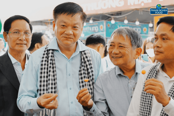 Ông Dương Tấn Hiển - Phó Chủ tịch Thường trực UBND TP. Cần Thơ cùng đoàn đại biểu thành phố dùng thử các sản phẩm của PHAM NGHIA FOOD