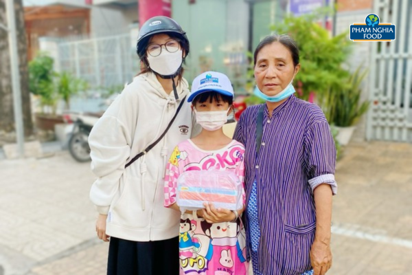 Dì Phượng bày tỏ niềm hạnh phúc khi hoàn cảnh của hai bà cháu được mọi người biết đến