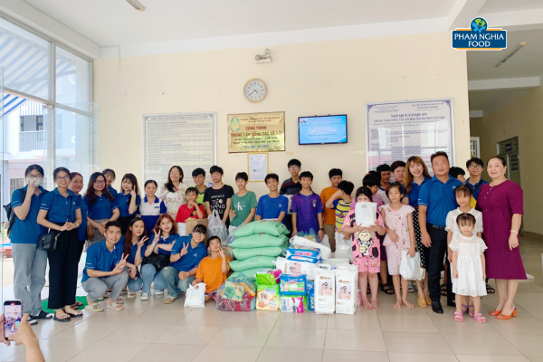 Team Phạm Nghĩa chụp ảnh kỷ niệm cùng Đại diện Trung tâm công tác xã hội TP Cần Thơ cùng gần 20 em nhỏ đang được nuôi dưỡng tại đây