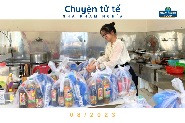 Thành viên nhà Phạm Nghĩa tất bật chuẩn bị những phần quà sao cho thật chỉnh chu trước khi trao đến tay mọi người