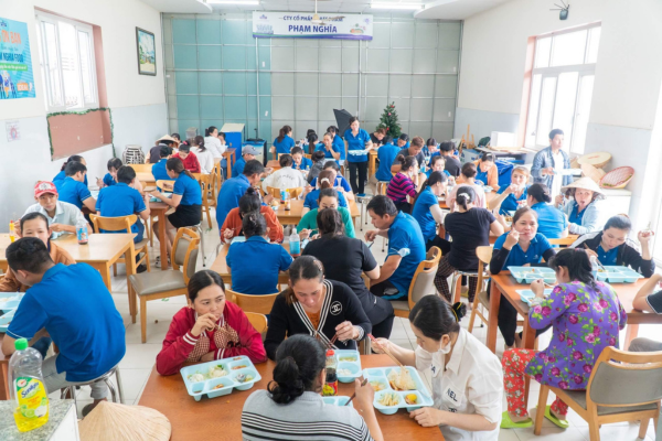 Khung cảnh “Buffet Thân Tình” sau kỳ nghỉ lễ 2/9 của mọi người tại nhà ăn Phạm Nghĩa