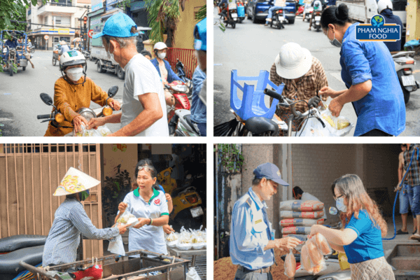 Thành viên team Phạm Nghĩa cùng các Cô, Chú tại Quán Cơm Chay 0 Đồng niềm nở khi trao tặng những chiếc bánh mì, phần cơm chay đến rất nhiều người dân đang cần sự giúp đỡ - một khoảnh khắc đáng nhớ của Chuyện Tử Tế tháng 09