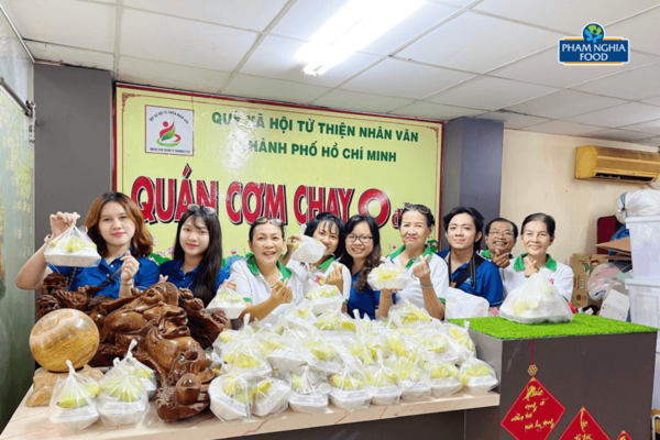 Team PHAM NGHIA FOOD chụp ảnh lưu niệm cùng Cô Lê Ngọc Thu (Thứ 3 từ trái qua) - Giám đốc Quỹ Xã Hội Từ Thiện Nhân Văn TP HCM cùng các thành viên của Quỹ tại Quán cơm đầy nghĩa tình để lưu giữ lại kỷ niệm đẹp cùng nhau