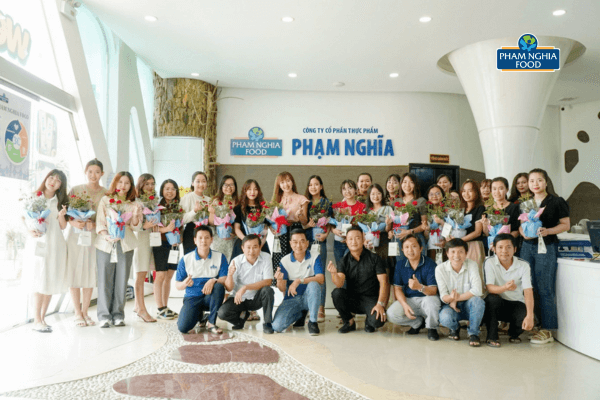 Ông Phạm Trọng Nghĩa (Hàng dưới, áo đen, thứ tư từ trái sang) cùng các thành viên PHAM NGHIA FOOD chụp ảnh kỷ niệm nhân ngày phụ nữ Việt Nam 20/10
