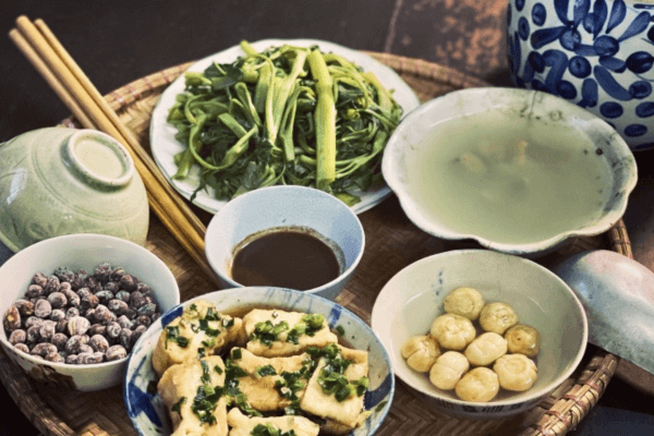 Những món ăn quê nhà - Tuy giản dị, mộc mạc chỉ với tô canh rau, nồi cá kho thơm phức bên cạnh nồi cơm nóng hổi nghi ngút khói cũng đủ làm thực khách ấm lòng