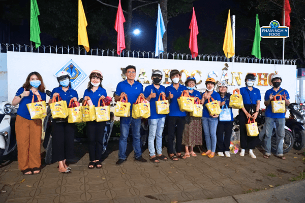 Team Phạm Nghĩa đã sẵn sàng trước khi khởi hành hành trình Chuyện tử tế tập 09 để chia sẻ yêu thương nhân ngày tôn vinh Phụ nữ Việt Nam 20/10
