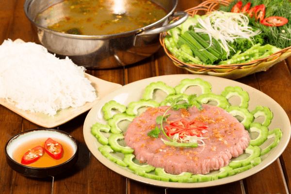 Lẩu chả cá thát lát nóng hổi khiến gia đình xích lại gần nhau hơn