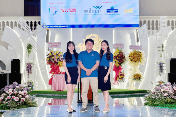 Team Phạm Nghĩa chụp ảnh lưu niệm tại chương trình
